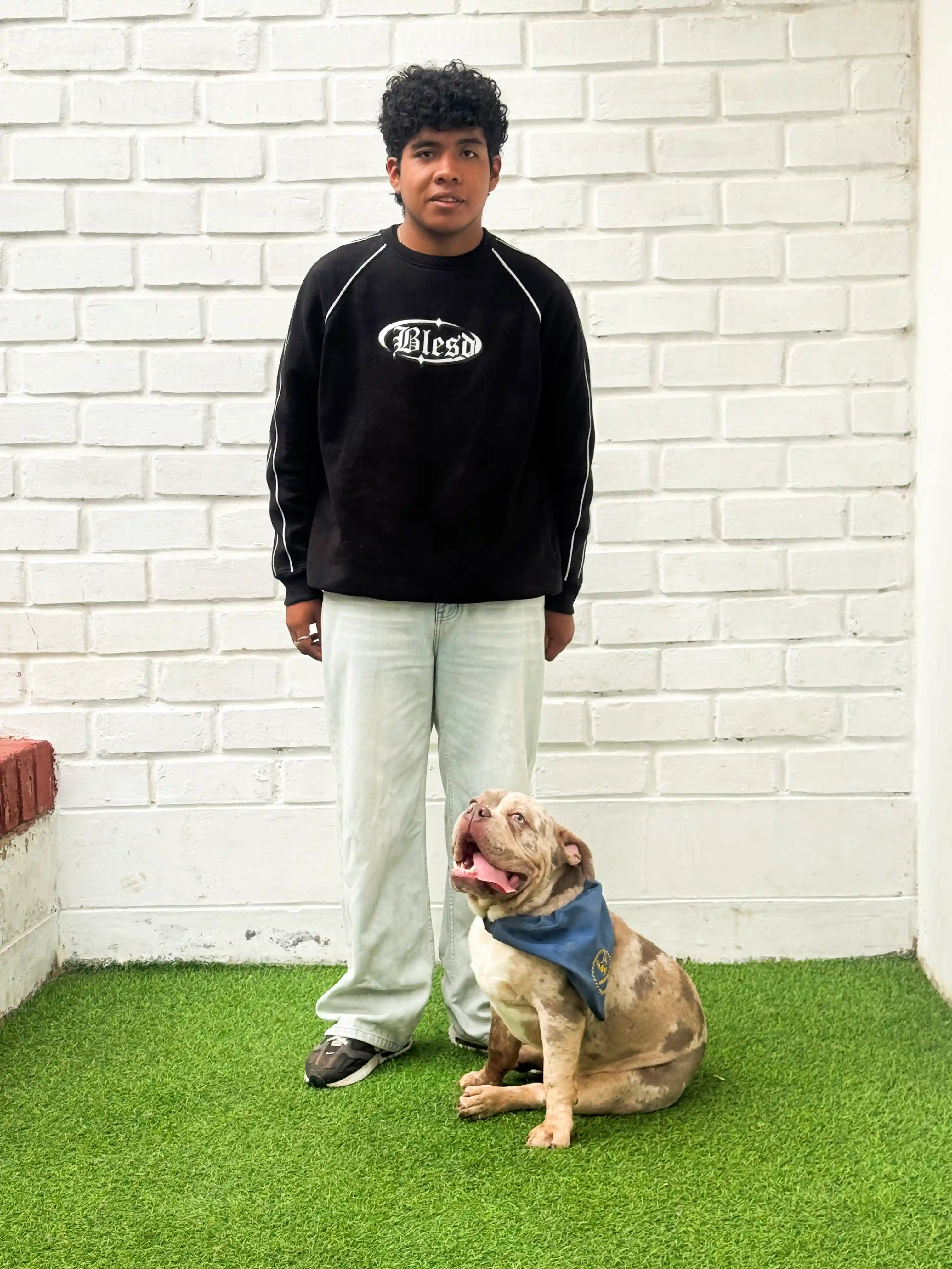 Mateo Rios con su perro