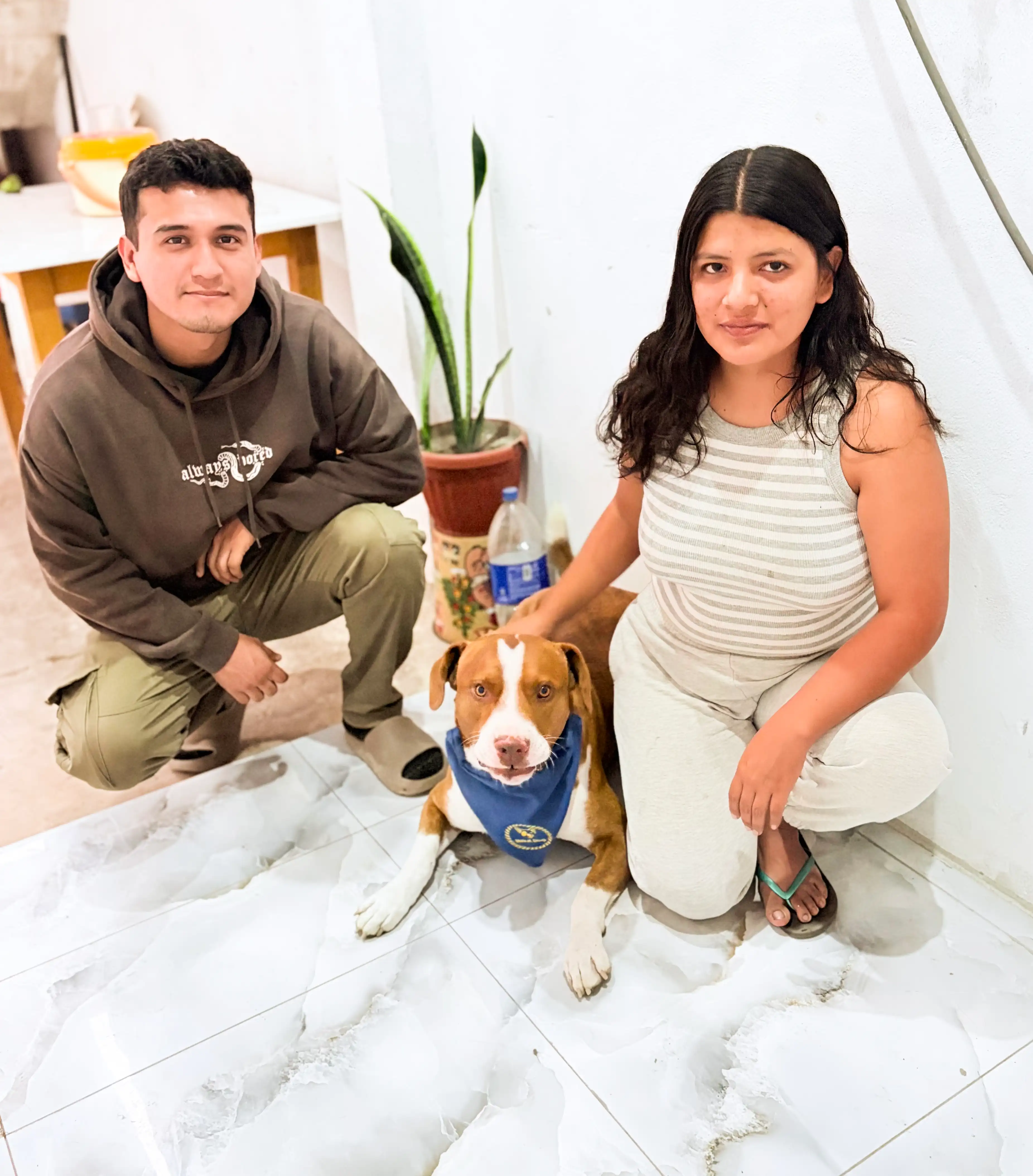 Laura y Daniel con su perro